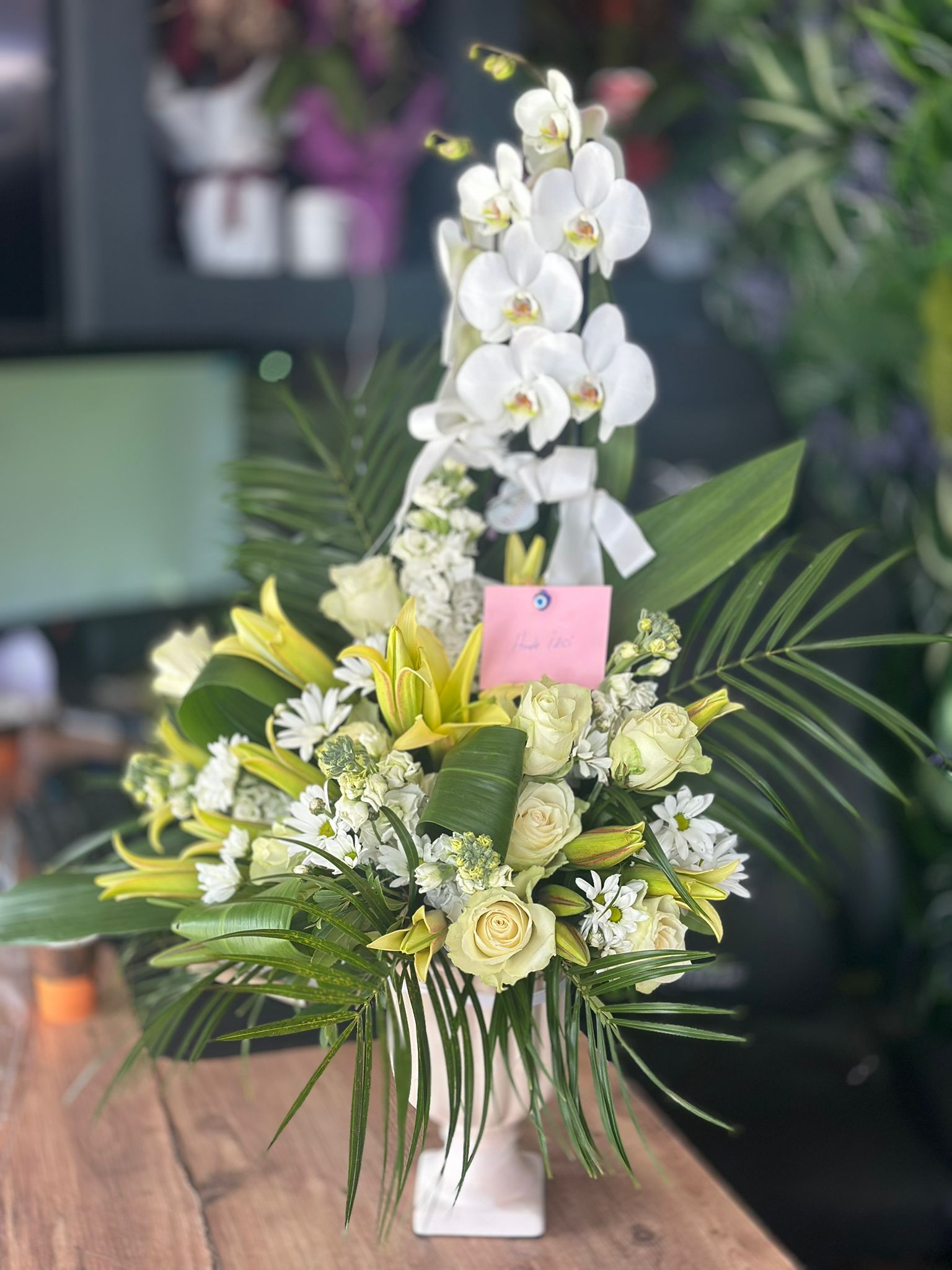 Özel Seramiğinde İthal Çift Dal Beyaz Orkide Beyaz Gül ve Lilyum Arajmanlı