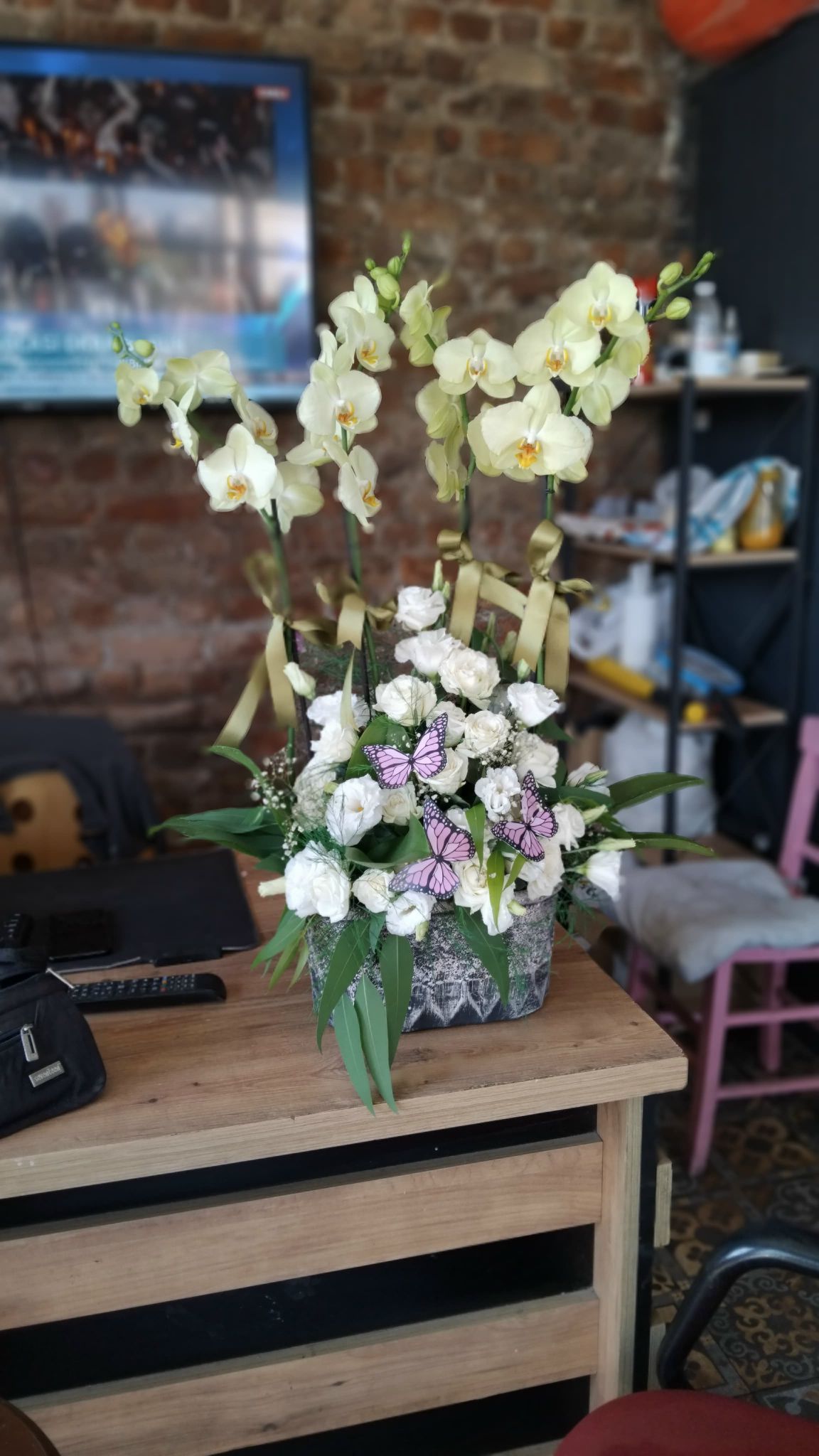 Özel Seramikte İthal Dört Dal Orkide Lisyantus Arajmanlı