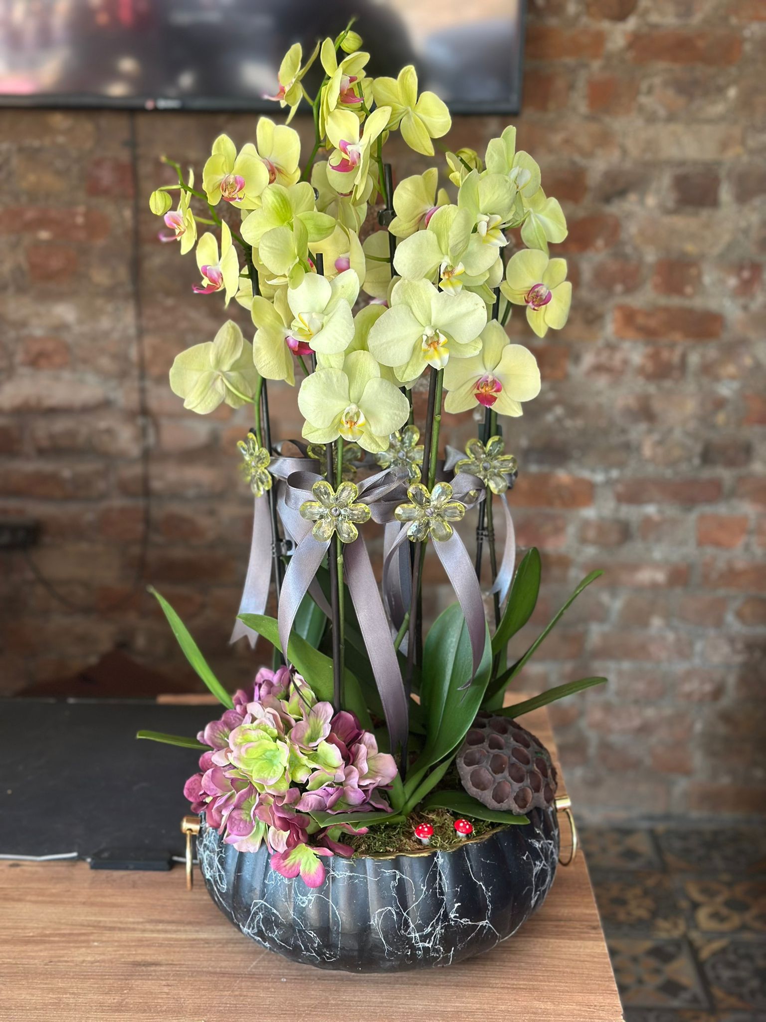 Özel Seramikte Altı Dal İthal Orkide Arajmanı